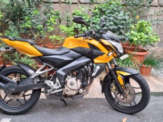 bajaj-pulsar-ns200-showroom-condition-clear-document-ct