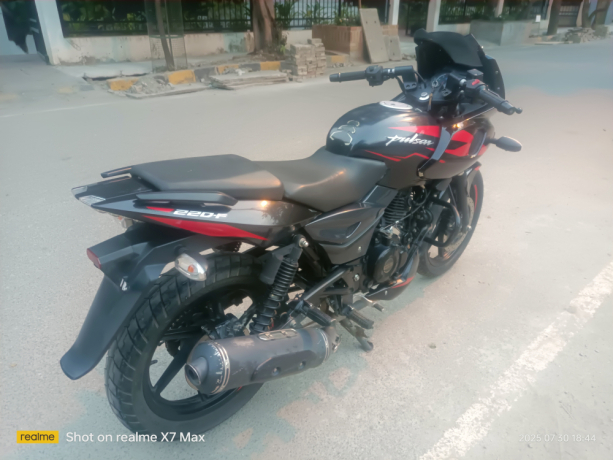 2023-bajaj-pulsar-220-abs-dubal-showroom-condition-clear-document-ct-big-6