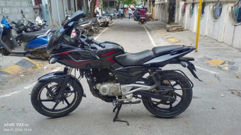 pulsar-220-2014-model-8698-big-1